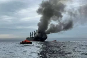 hormuz-bogazinda-hucuma-meruz-qalan-yuk-gemisi-saya-oturub