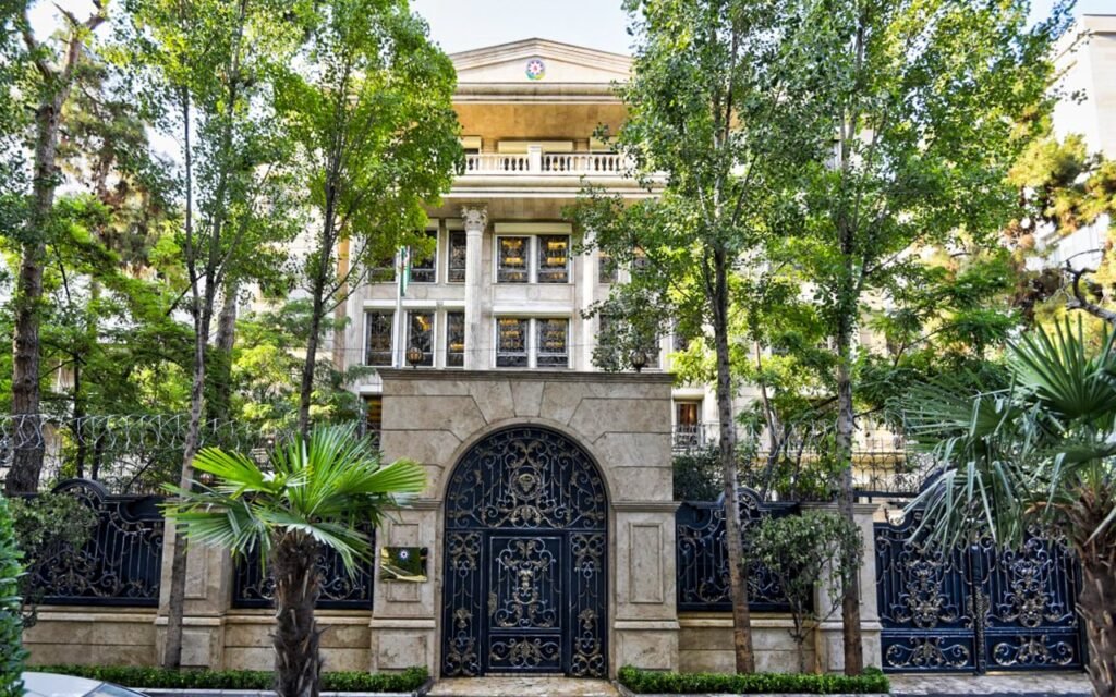 Azərbaycan Tehrandakı səfirliyini təxliyə edir