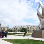 Müdafiə naziri və müavinləri Zəfər abidəsini ziyarət etdilər
